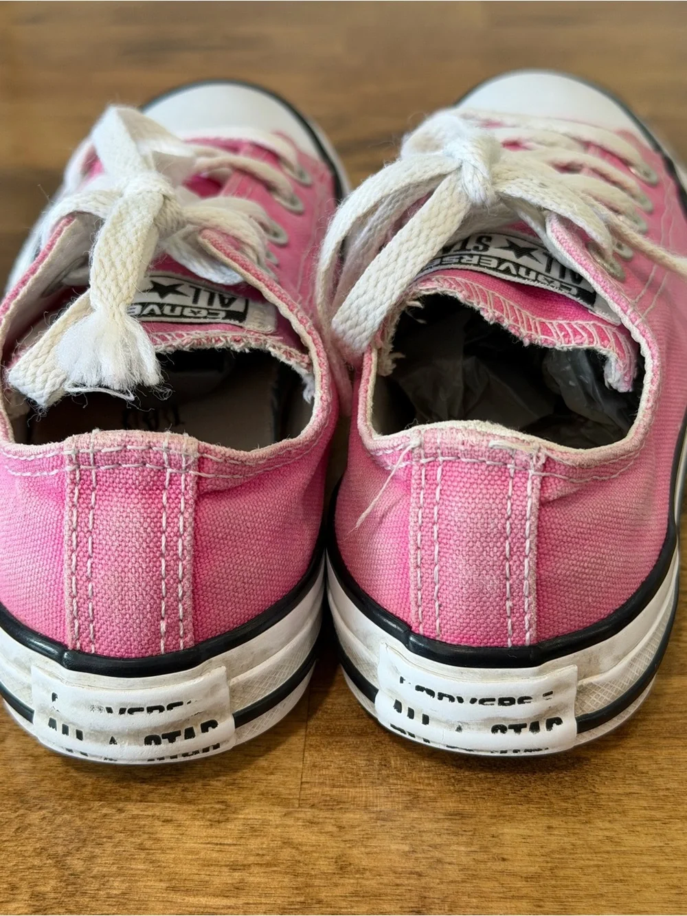 Converse Kids Low Top Sneakers - Pink and White- size 13 Youth- video in listing